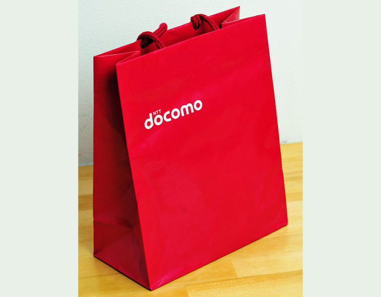 Full-color custom paper bags for retail stores